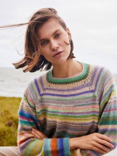 🎨Envie de couleurs ? Le pull rayé automnal fait son grand retour cette saison !🎨

👕Modèle 2 Lara du catalogue @langyarns_official Punto 100, collection Automne-Hiver 2026-2027.

⬇️Pull en top down (tricoté de haut en bas sans coutures).

🧶Laine Infinity coloris 1164.0006 de @langyarns_fr

🔄Tailles S-M/L-XL = 5/5/5/5 pelotes.

➿️Point de Jersey endroit et côtes 1/1.
 
🪡Aiguilles circulaires et jeu d Aiguilles N°2.5 et 3.5.

Bon mardi !🙏

@langyarns_nl
•
#ladylaine #langyarns #infinity #laineatricoter #pullfaitmain