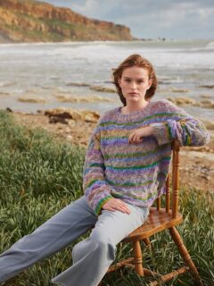 🥶Contre le froid qui arrive ces prochains jours, on a la solution ! Ce joli pull tricoté aux coloris changeants.😍
 
👕Modèle 7 Guinevere du catalogue @langyarns_fr Punto 98 Galaxy, saison automne hiver 2026-2027.

🧶Laine Galaxy coloris 1189.0002 de @langyarns_nl.

🔄Tailles S-M/L-XL = 8/9 pelotes.

➿️Point de torsades et côtes 2/2.

🪡Aiguilles n°3 et 4 + Une Aiguille circulaire courte n°3 (col).

Bon mardi !🤗
•
#ladylaine #langyarns #galaxy #jetricote #tricoter