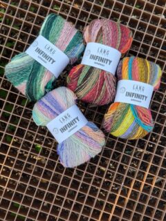 🪅Tricotez une œuvre d'art textile avec le dégradé infini du mérinos extrafin🪅

🧶Laissez-vous inspirer par INFINITY, un fil mèche en mérinos extrafin au jeu de couleurs unique et sans répétition. Chaque pelote est composée des mêmes teintes, mais leur ordre, intensité et rythme varient, rendant chaque projet absolument unique.

Parfait pour les accessoires, INFINITY révèle toute sa magie dans des pièces plus larges comme les pulls, gilets ou couvertures, où les nuances s’enchaînent en un spectacle visuel vivant et inattendu.

Pensé pour les esprits créatifs, ce fil transforme chaque tricot en une œuvre d’art textile. Idéal pour celles et ceux qui recherchent originalité, douceur et caractère.

Comme tout fil à tricoter aux coloris dégradés, la largeur des rayures dépendent du point et du nombre de mailles.

🐑Composition: pure laine (Merino extrafine - mulesing free) Superwash.

Pelote de 100 g = 260 m.

🪡Aiguilles ou crochet n°4.5 - 5.

Echantillon en jersey pour 10 cm = 19 m et 28 rgs.

Prévoir 5 pelotes pour un pull homme, 3 pelotes pour femme, 2 pelotes pour un 10 ans.

Disponible en plusieurs coloris au choix sur www.ladylaine.net et en boutique Ladylaine.

Bon vendredi !👍

@langyarns_nl
@langyarns_fr
@langyarns_official
•
#ladylaine #langyarns #infinity #laine #wool