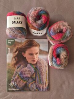 📕🧶NOUVEAU : Catalogue @langyarns_fr Punto 98 Galaxy, un nouveau fil de la collection automne hiver 2026-2027.

Inspirations 8 modèles exclusifs pour femmes proposés avec laine légère GALAXY de @langyarns_official

🧶Composition Galaxy Lang Yarns : 40% laine vierge (Merinos fine), 22% Polyamide, 20% Alpaga (Superfine), 14% Coton, 4% Polyester.

Vous y trouverez des vestes, gilets, pulls, bonnet et écharpe.

On vous montre les modèles dès demain !📸

Bon dimanche !🤗

@langyarns_nl 
•
#galaxy #laine #langyarns #ladylaine #ideetricot