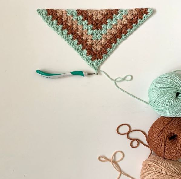 Triangle crocheté en coton Janet de Lang Yarns