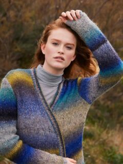 ☔️Ca y est, avec l'arrivée de la pluie, on sent le froid, le brouillard qui s'installent. ☔️

🧥Modèle 1 Galina du catalogue @langyarns_official Punto 98 Galaxy, saison automne hiver 2026-2027.

🧶Laine Galaxy coloris 1189.0004 de @langyarns_fr

🔄Tailles S-M/L-XL= 8/9 pelotes.
 
➿️Point de Jersey endroit, côtes 3/2 et 1/1, facile pour une débutante en tricot.

🪡Aiguilles n°3, 3.5, 4 + une longue aiguille circulaire n°3.

Optez pour les degradés ! Bon mercredi ! 🤗

@langyarns_nl
•
#ladylaine #langyarns #galaxy #gilet #cardigan