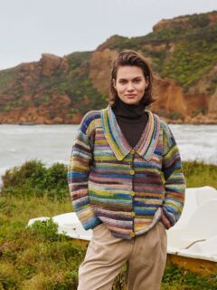 🍁❄️Passionné(e) par le crochet ? Vous allez adorer réaliser et porter ce gilet crocheté pour la saison hivernale.❄️🍁

🧥Modèle 10 Dea du catalogue @langyarns_fr Punto 100 Infinity.

🧶Laine Infinity coloris 1164.0008, pure laine de @langyarns_official

🔄Tailles S-M/L-XL = 7/9 pelotes.

➿️Point de brides.

🪡Crochet n°3.

Bon samedi !😊
•
#ladylaine #infinity #langyarns #crochet #giletcrochet