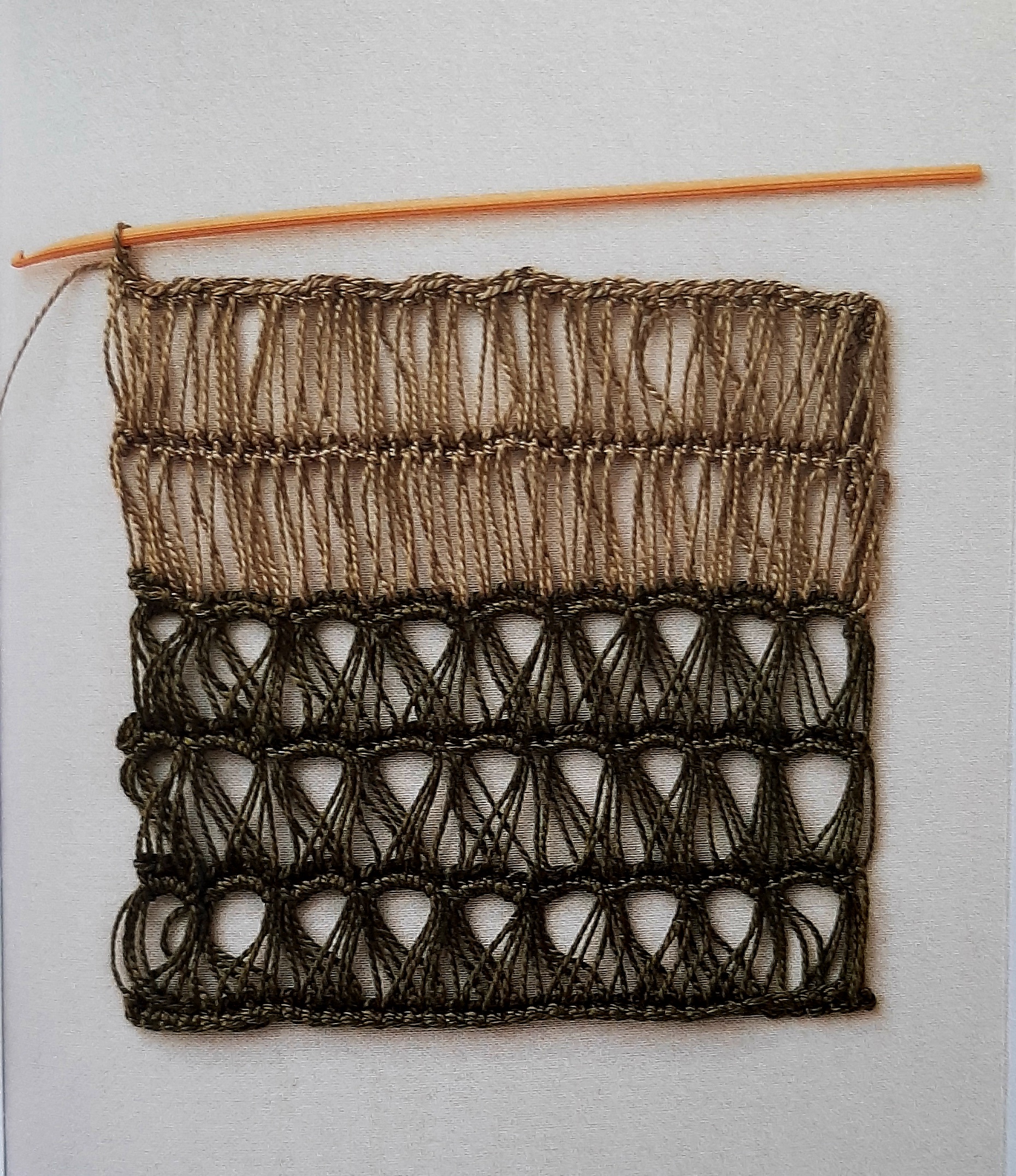 Mailles géantes simples (en haut) et point ajouré en mailles géantes (en bas) au crochet
