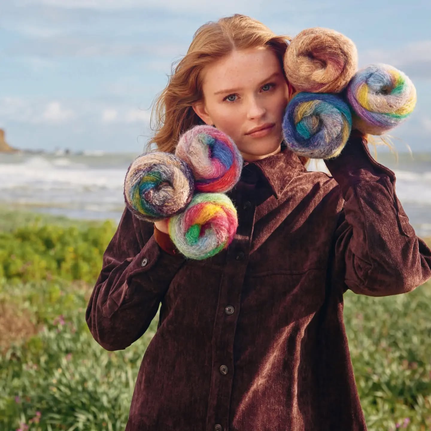 ✨️Lang Yarns Galaxy✨️ : Le fil d'exception léger au dégradé chromatique et subtil aspect tweed

Collection Automne-Hiver 2026-2027.

Léger comme un nuage, Galaxy tire son caractère unique d'un somptueux mélange de mérinos, d'alpaga, de coton et de polyamide. Ses doux dégradés de couleurs, son fin duvet et ses subtiles noppes de tweed créent un contraste visuel captivant. Une fois tricotés, ces différents éléments fusionnent dans une harmonie parfaite, insufflant de la vie et du relief à chacun de vos projets.

🐑Composition : 40% Laine vierge (Merino fine), 22% Polyamide, 20% Alpaga (Superfine), 14% Coton, 4% Polyester.

Pelote de 50 g. = 240 m.

🪡Aiguilles N°4.

Echantillon pour 10 cm en jersey = 19 mailles et 28 rangs.

Prévoir pour un pull homme taille M, 6 pelotes, pour femme 4 pelotes, 2 pelotes pour un 10 ans.

🎨Disponible en plusieurs coloris au choix sur www.ladylaine.net et en boutique Ladylaine.

Bon jeudi !🙏
•
#ladylaine #langyarns #galaxy #laine #wool