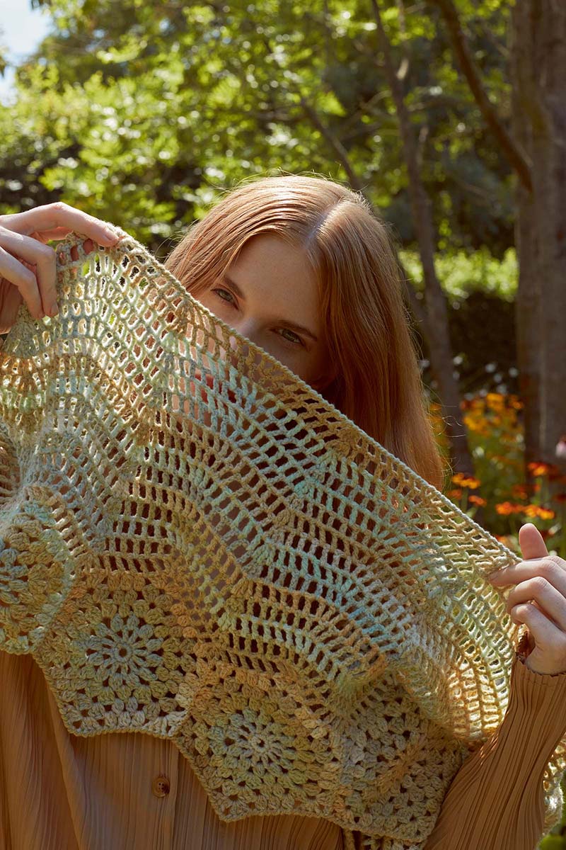 Echarpe au crochet Liya catalogue Lang Yarns Punto 68 Secret Garden