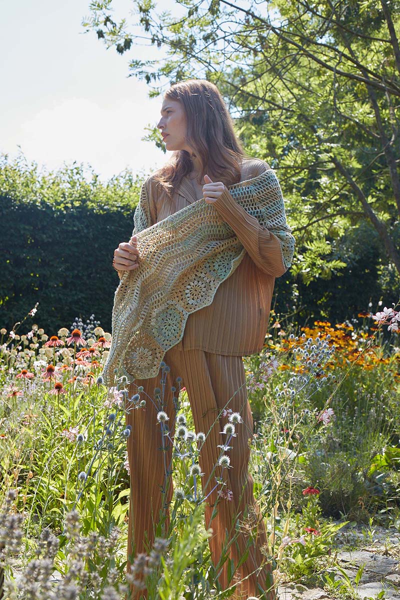 Echarpe au crochet Liya catalogue Lang Yarns Punto 68 Secret Garden
